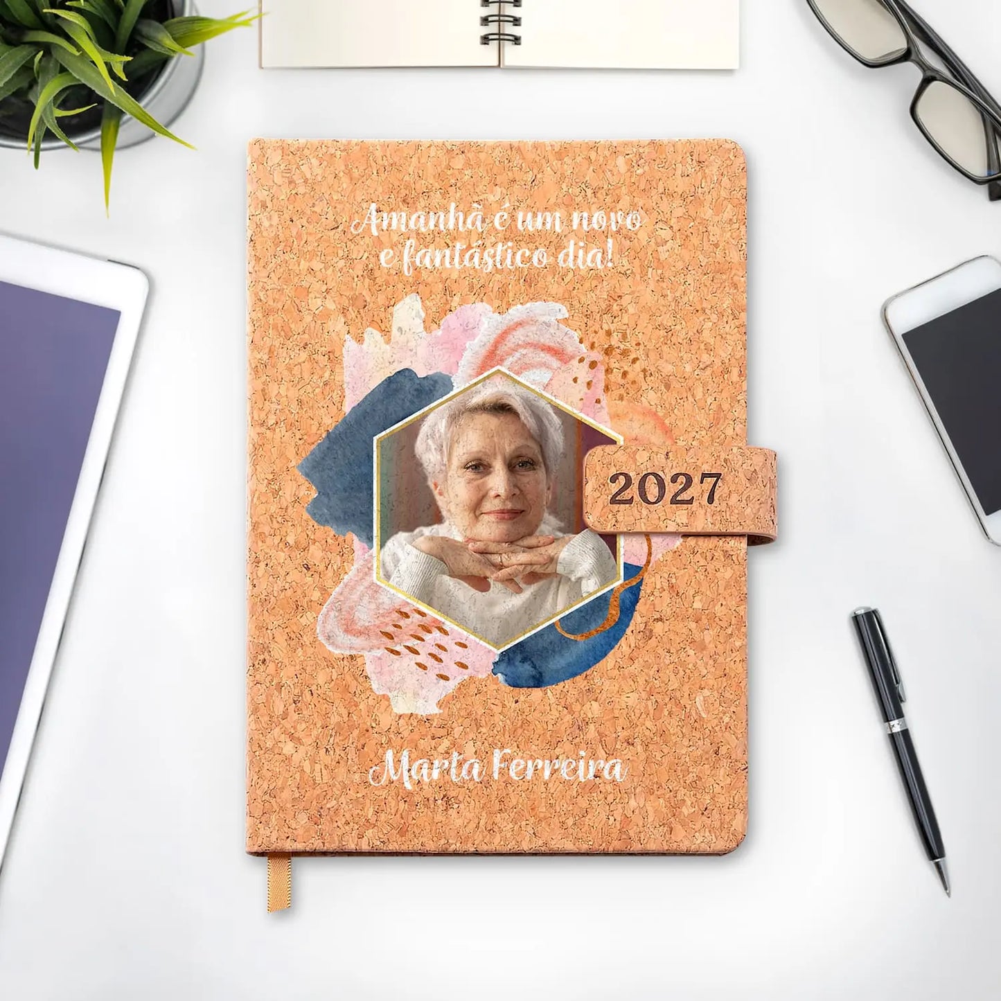 Agenda diária 2027 personalizada com frase, fotografia e nome. Capa em cortiça com fecho magnético, formato A5.