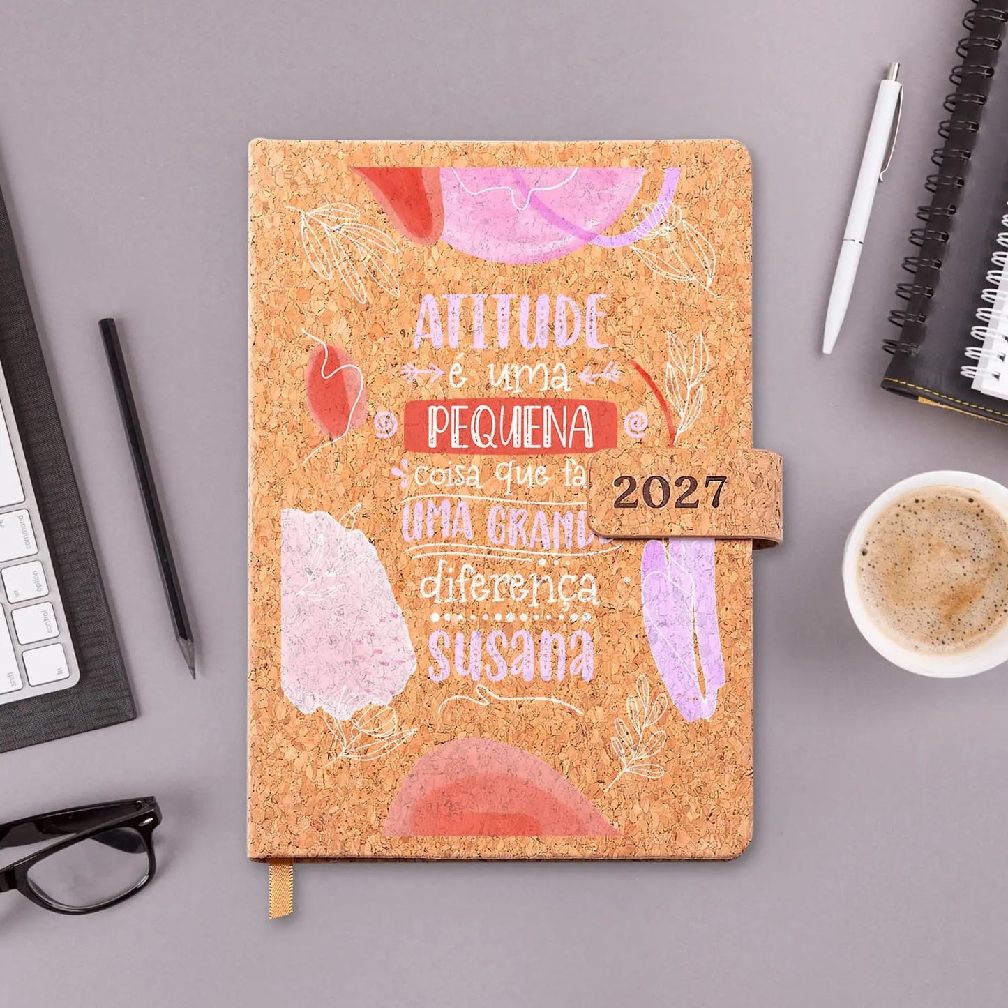Agenda diária 2027 personalizada com nome. Capa em cortiça com fecho magnético, formato A5.