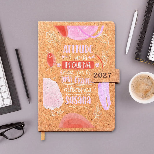 Agenda diária 2027 personalizada com nome. Capa em cortiça com fecho magnético, formato A5.