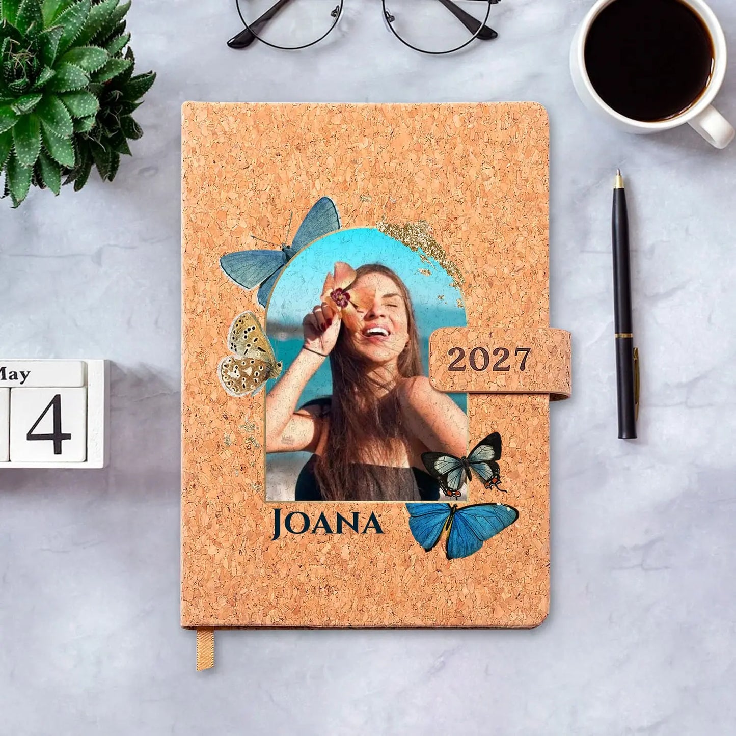 Agenda diária 2027 personalizada com  fotografia e nome. Capa em cortiça com fecho magnético, formato A5.