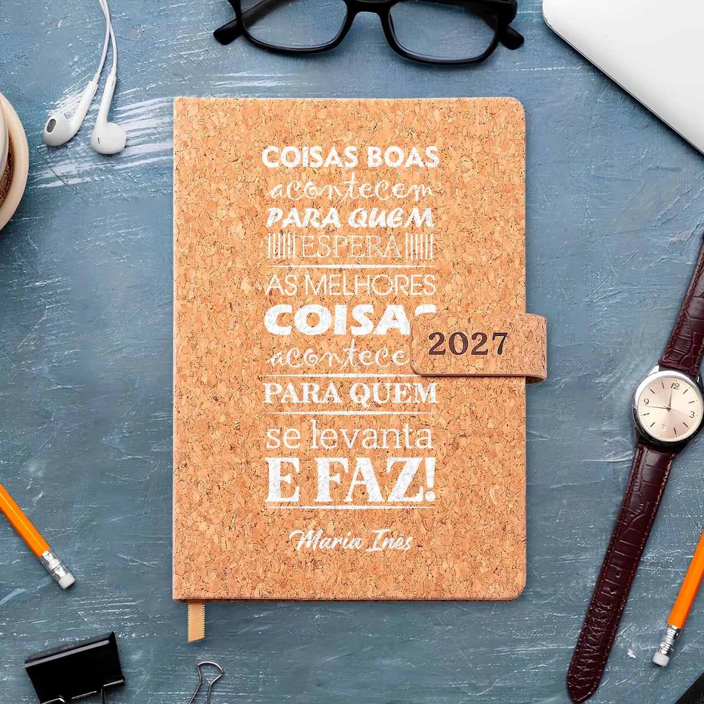 Agenda diária 2027  personalizada com nome. Capa em cortiça com fecho magnético, formato A5.