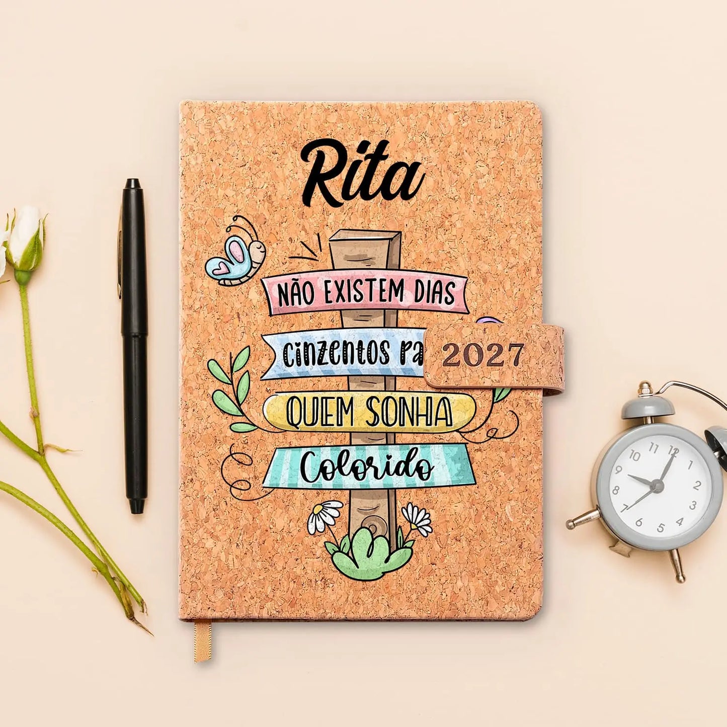 Agenda diária 2027 personalizada com nome. Capa em cortiça com fecho magnético, formato A5.