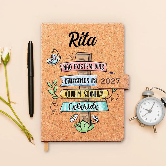 Agenda diária 2027 personalizada com nome. Capa em cortiça com fecho magnético, formato A5.