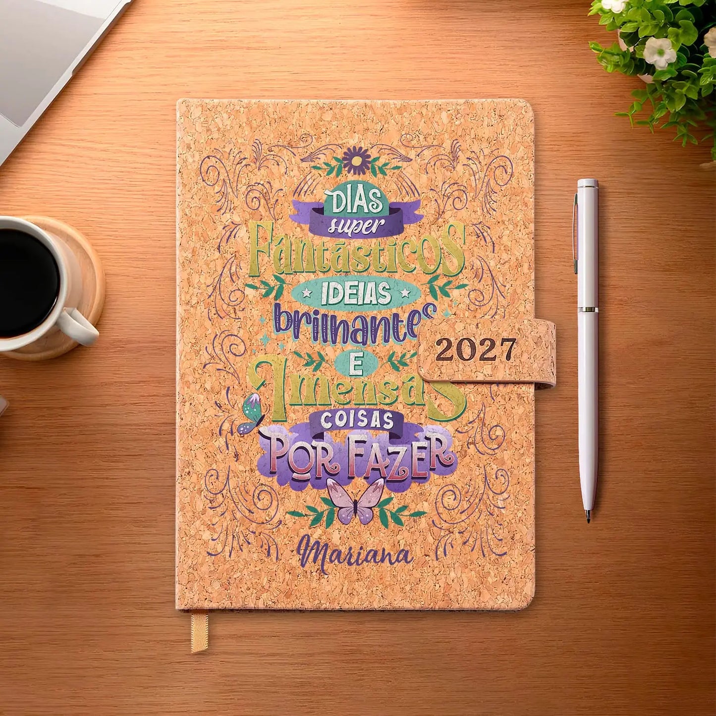 Agenda diária 2027 personalizada com nome. Capa em cortiça com fecho magnético, formato A5.