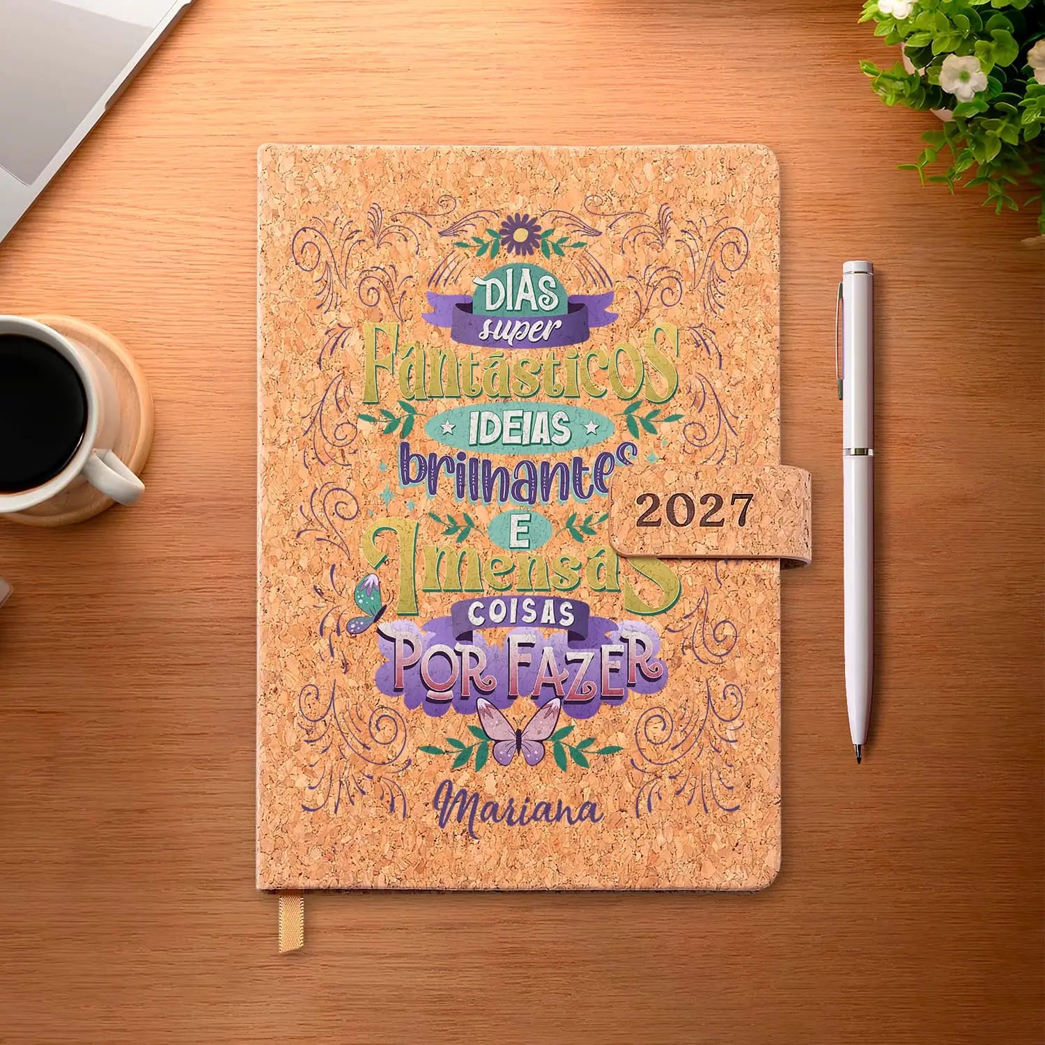 Agenda diária 2027 personalizada com nome. Capa em cortiça com fecho magnético, formato A5.