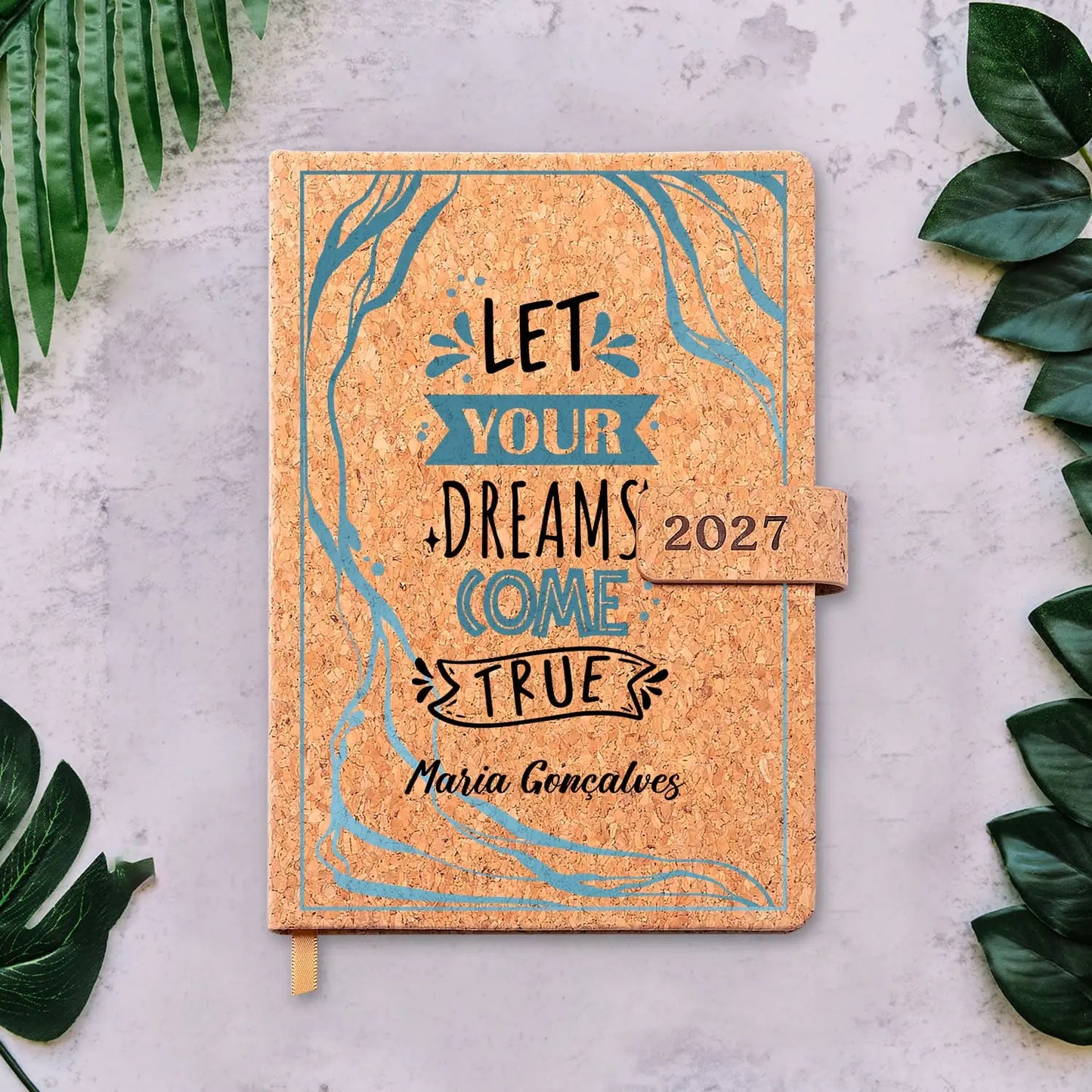 Agenda diária 2027 personalizada com nome. Capa em cortiça com fecho magnético, formato A5.