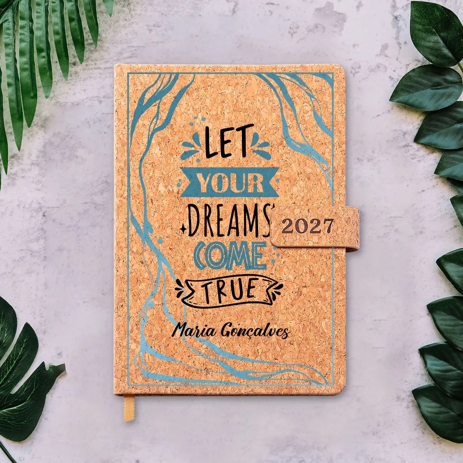 Agenda diária 2027 personalizada com nome. Capa em cortiça com fecho magnético, formato A5.