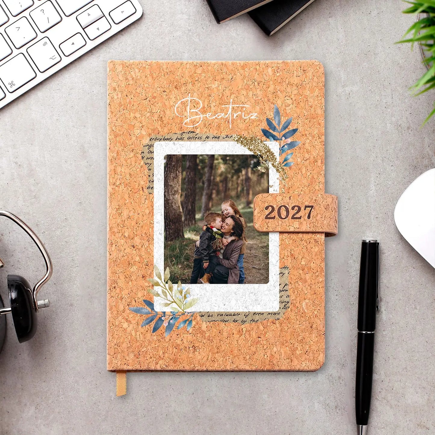 Agenda diária 2027 personalizada com nome e fotografia. Capa em cortiça com fecho magnético, formato A5.