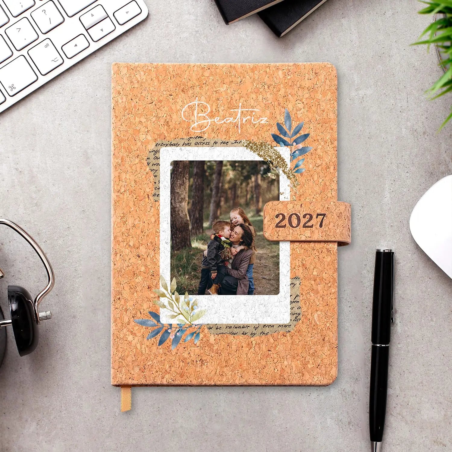 Agenda diária 2027 personalizada com nome e fotografia. Capa em cortiça com fecho magnético, formato A5.
