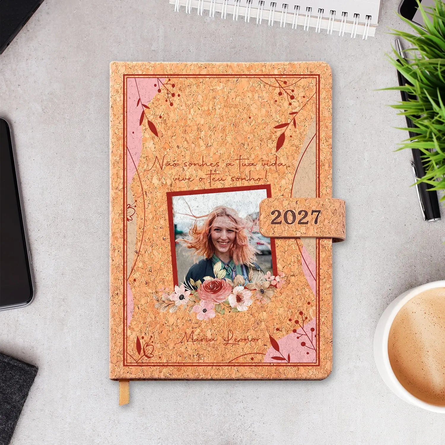 Agenda diária 2027 personalizada com frase, fotografia e nome. Capa em cortiça com fecho magnético, formato A5.