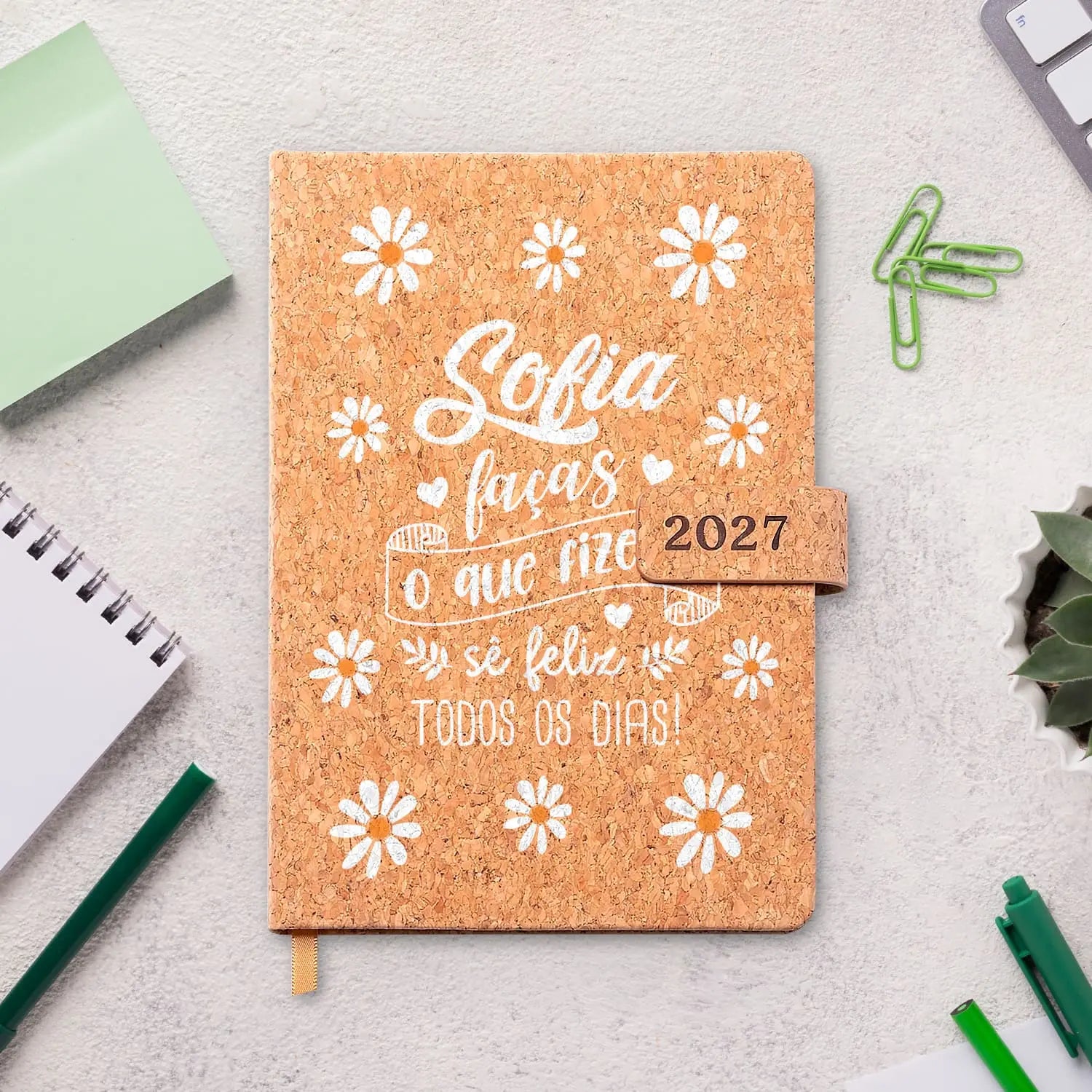 Agenda diária 2027 personalizada com nome. Capa em cortiça com fecho magnético, formato A5.