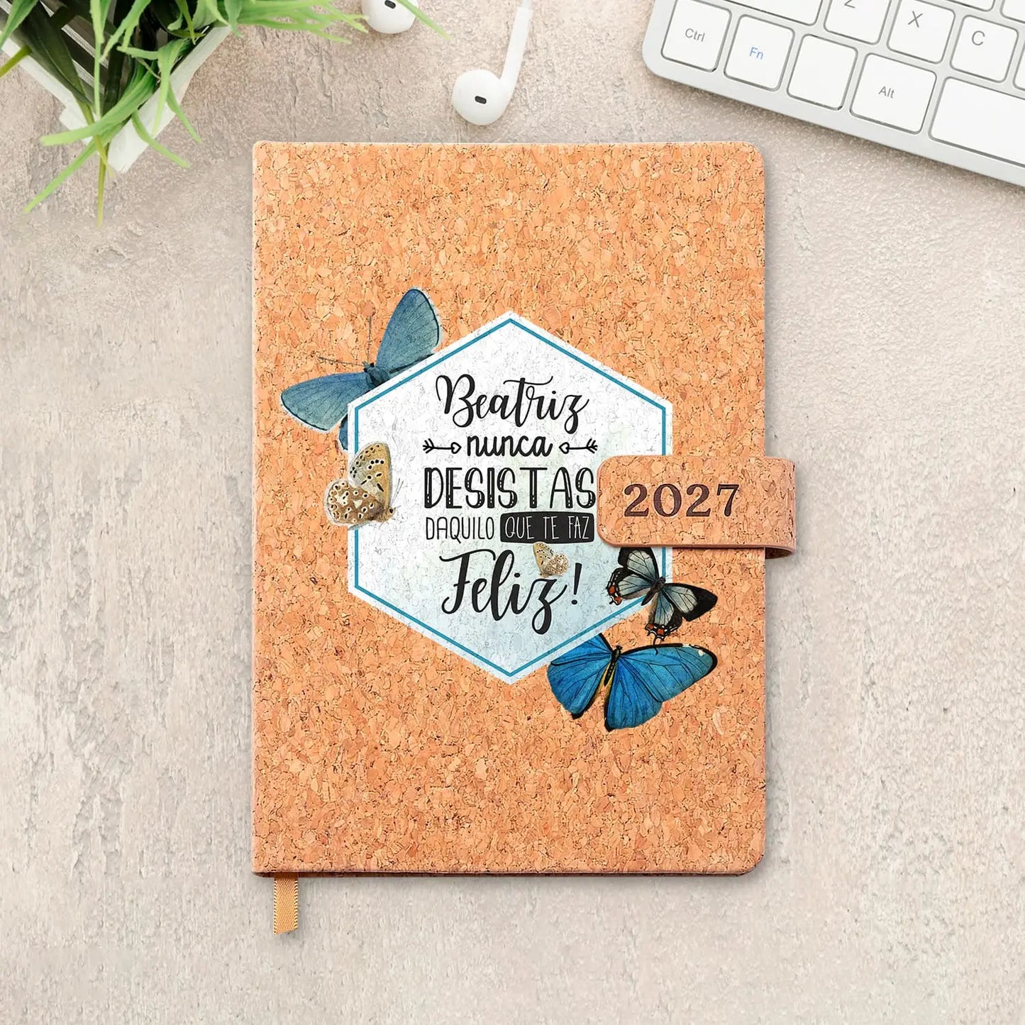 Agenda diária 2027 personalizada com nome. Capa em cortiça com fecho magnético, formato A5.