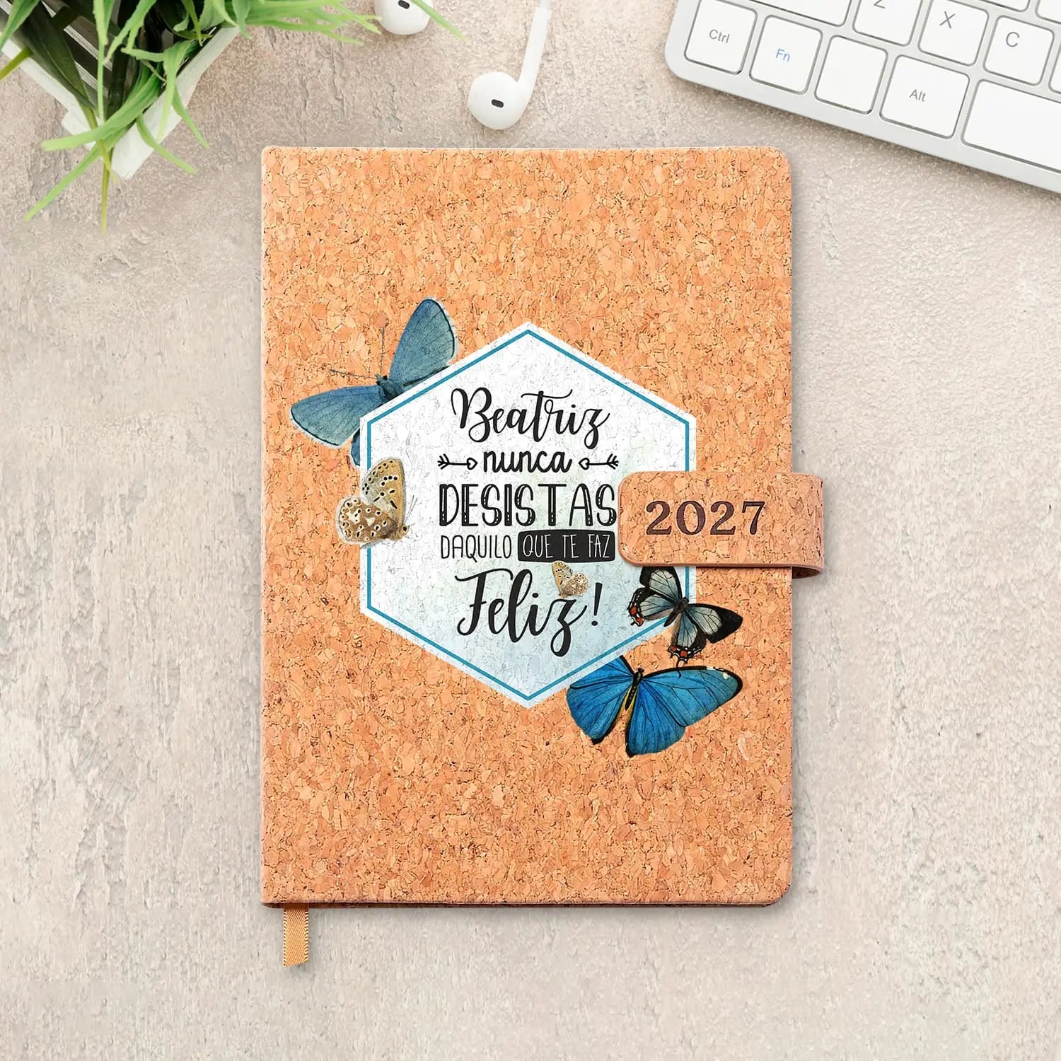 Agenda diária 2027 personalizada com nome. Capa em cortiça com fecho magnético, formato A5.