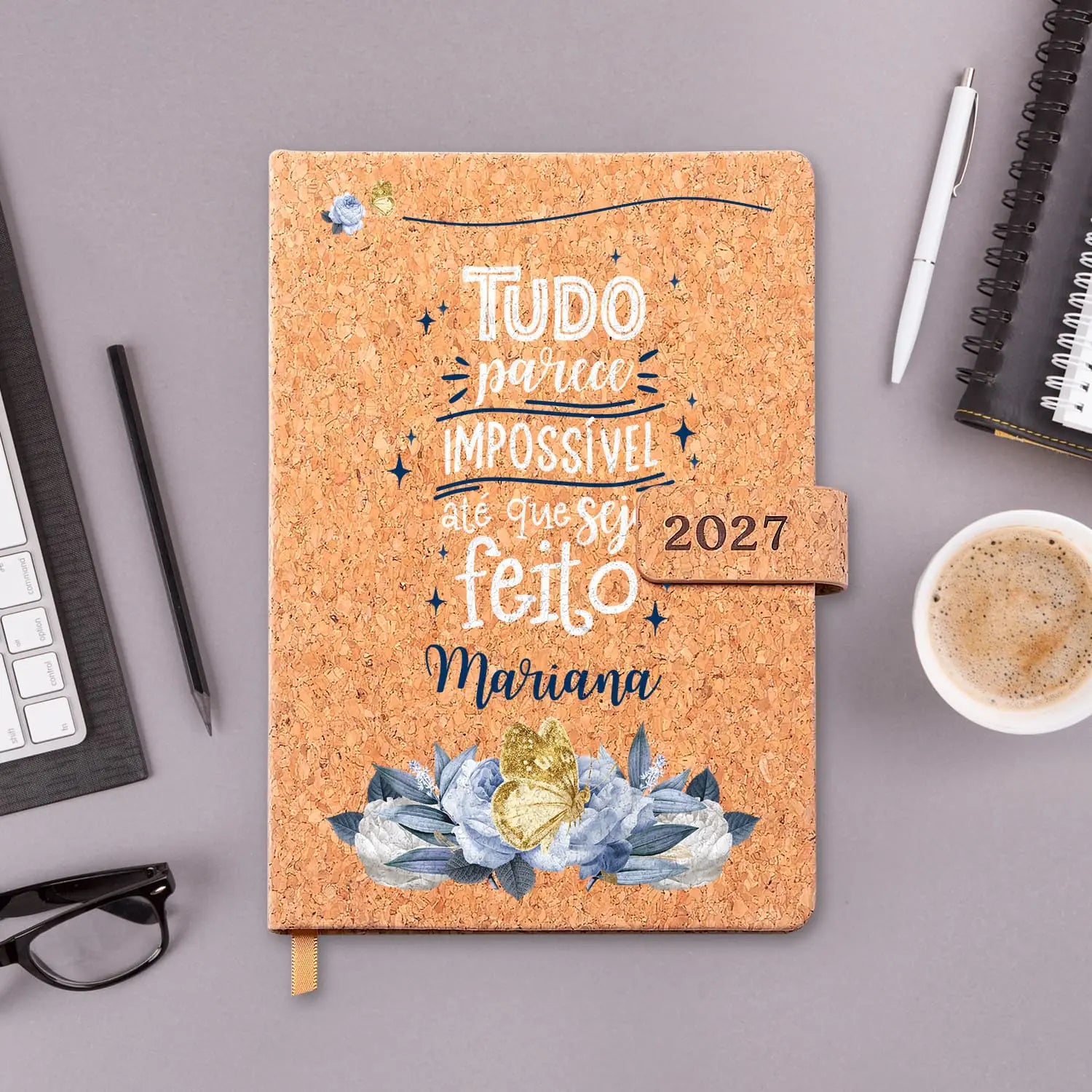 Agenda diária 2027 personalizada com nome. Capa em cortiça com fecho magnético, formato A5.