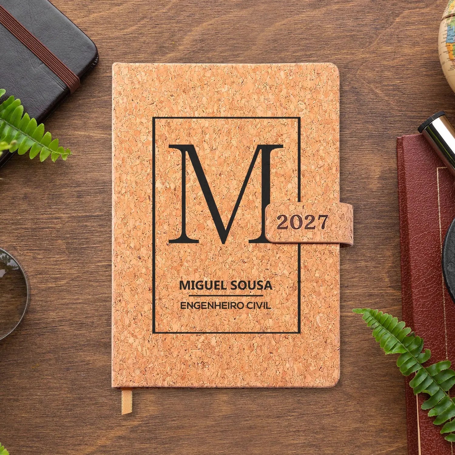 Agenda diária 2027 personalizada com nome e profissão. Capa em cortiça com fecho magnético, formato A5.