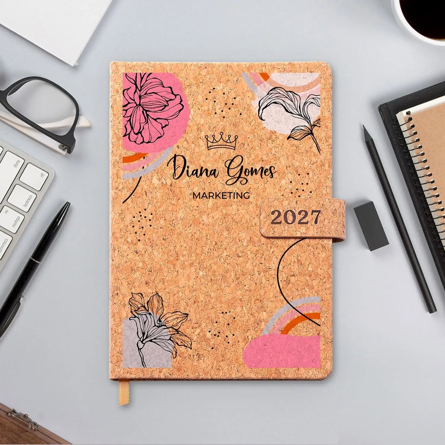 Agenda diária 2027 personalizada com nome e profissão. Capa em cortiça com fecho magnético, formato A5.
