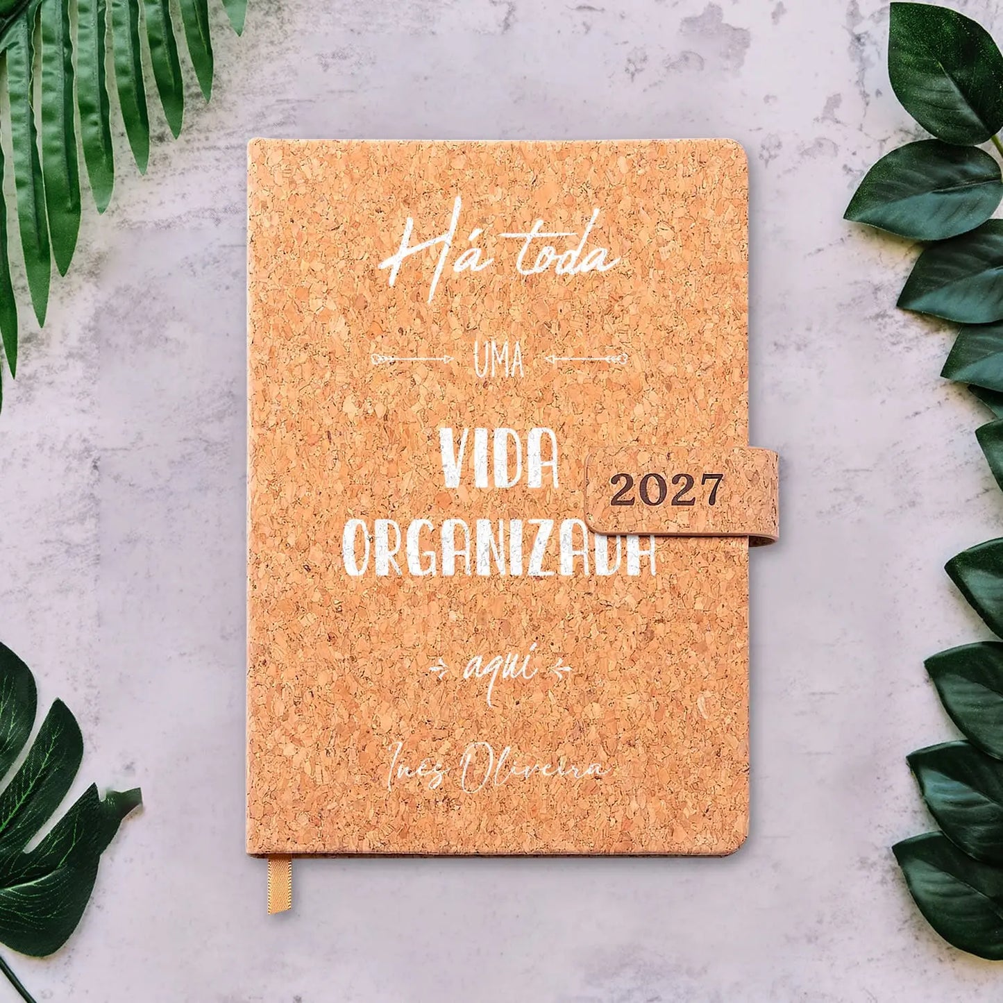 Agenda diária 2027 personalizada com nome. Capa em cortiça com fecho magnético, formato A5.