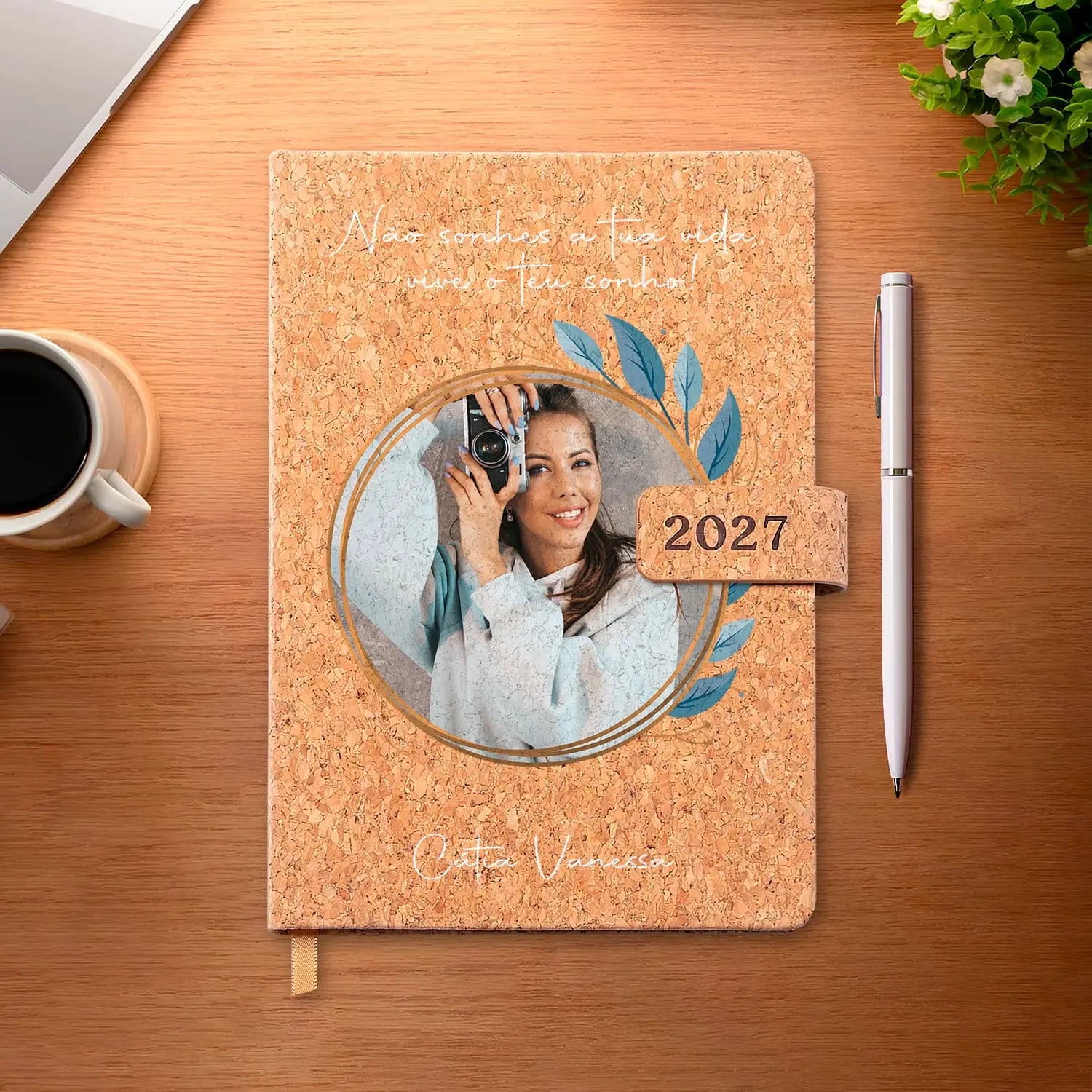 Agenda diária 2027 personalizada com frase, fotografia e nome. Capa em cortiça com fecho magnético, formato A5.