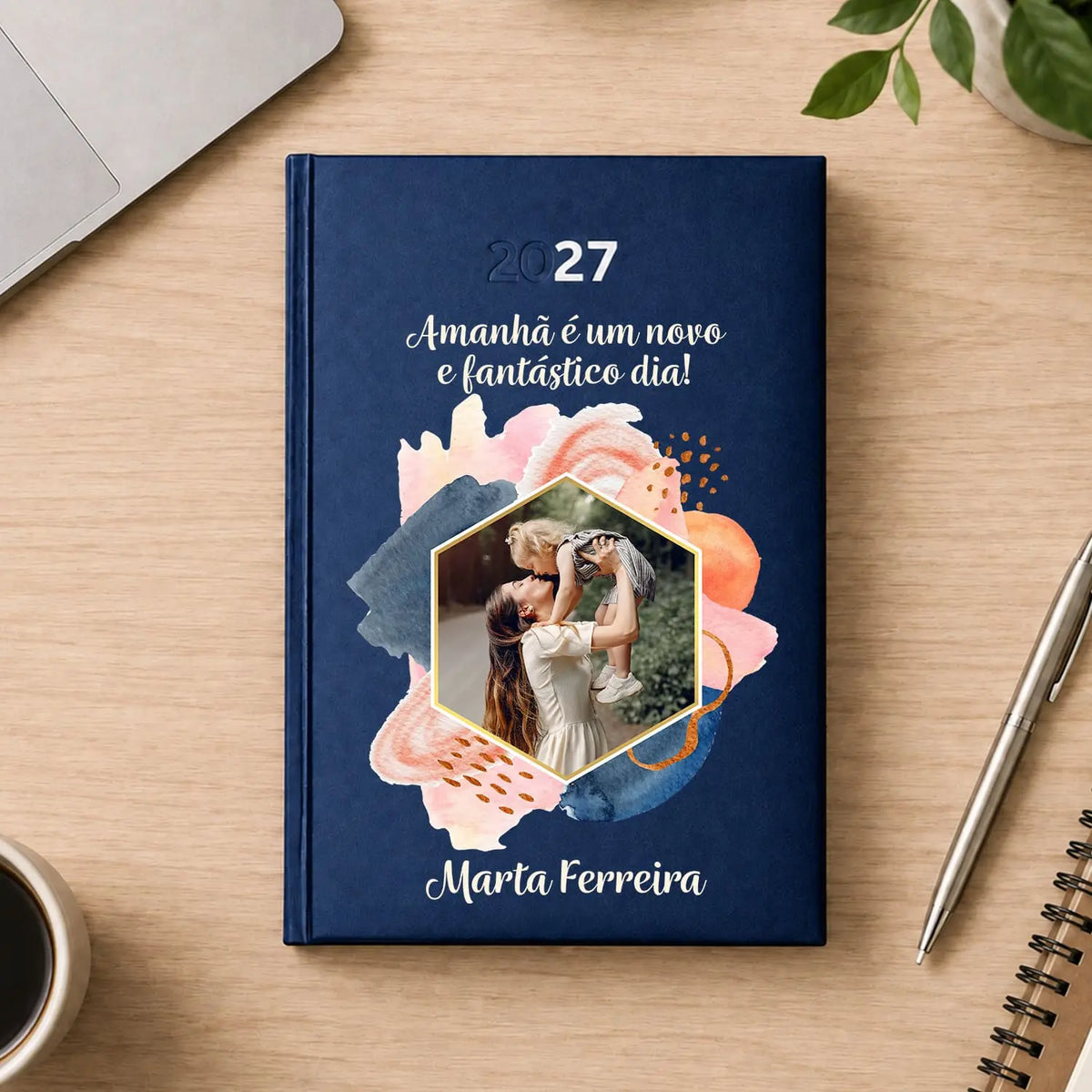 Agenda diária 2027 personalizada com frase, fotografia e nome. Capa rígida PU, formato A5.