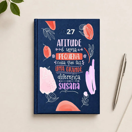 Agenda diária 2027 personalizada com nome. Capa rígida PU, formato A5.