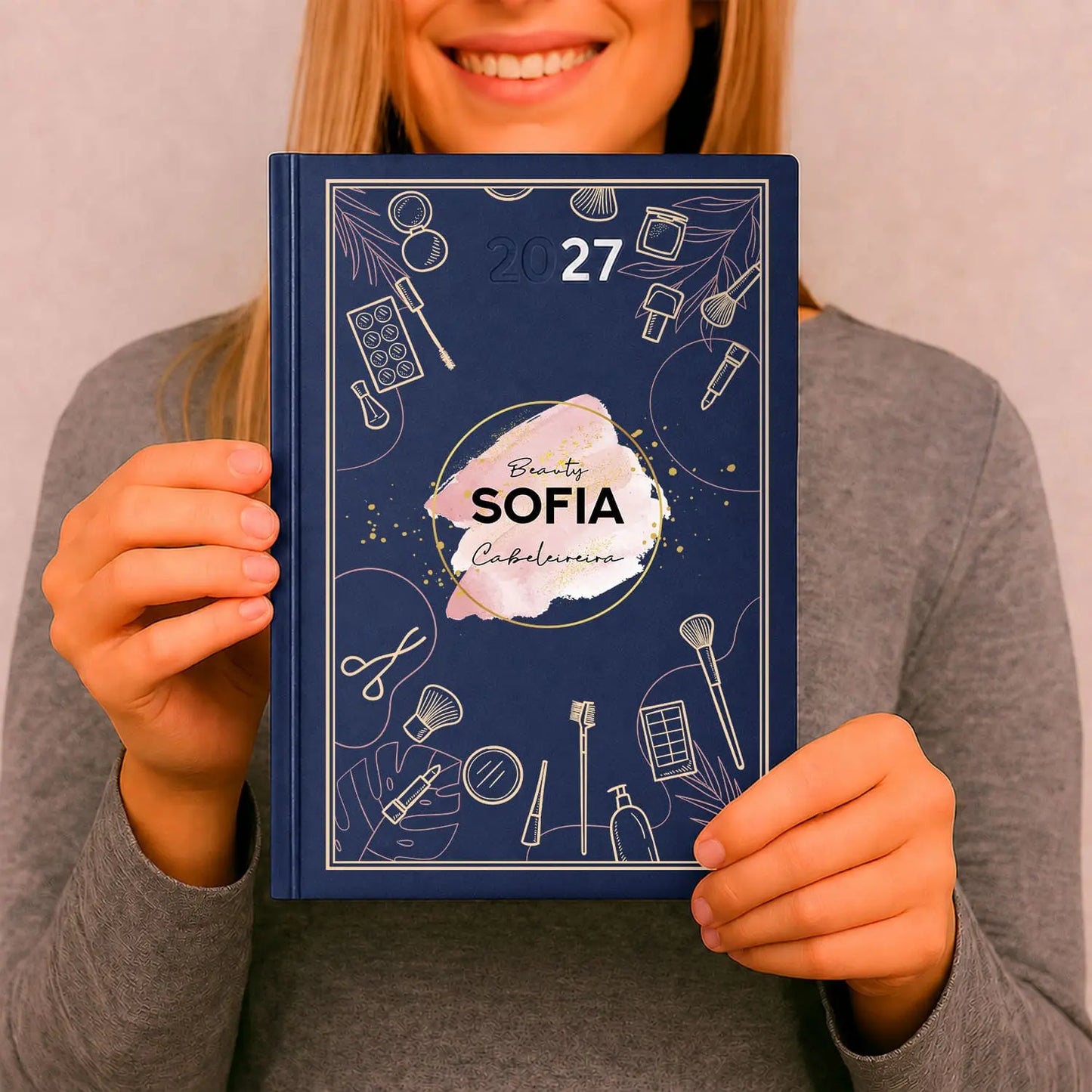 Agenda diária 2027 personalizada com nome e profissão. Capa rígida PU, formato A5.