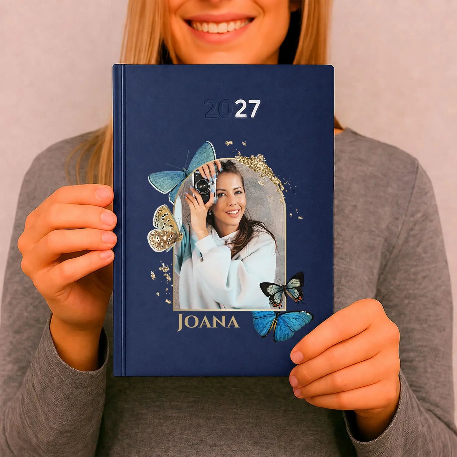 Agenda diária 2027 personalizada com fotografia e nome. Capa rígida PU, formato A5.