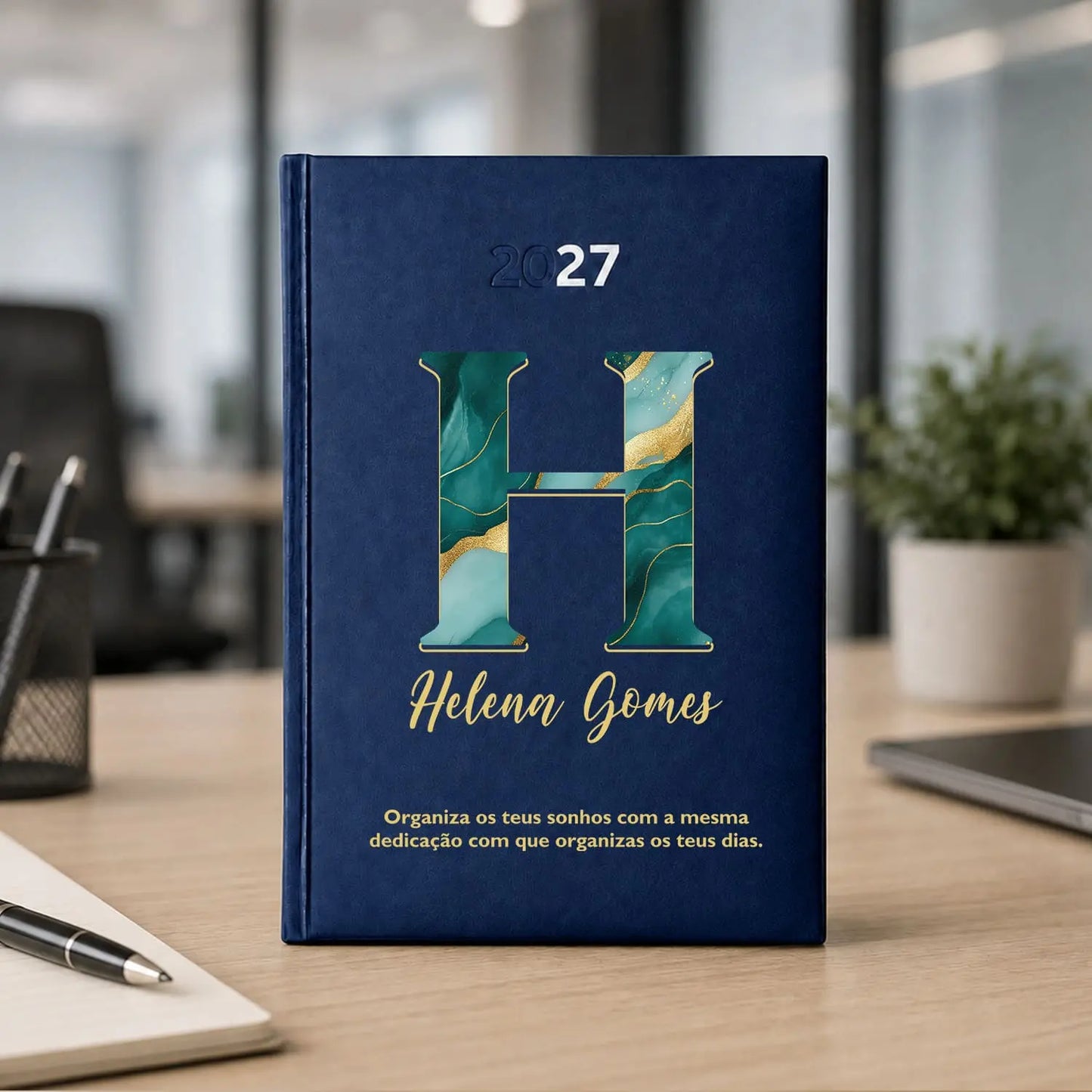 Agenda diária 2027 personalizada com nome e frase. Capa rígida PU, formato A5.