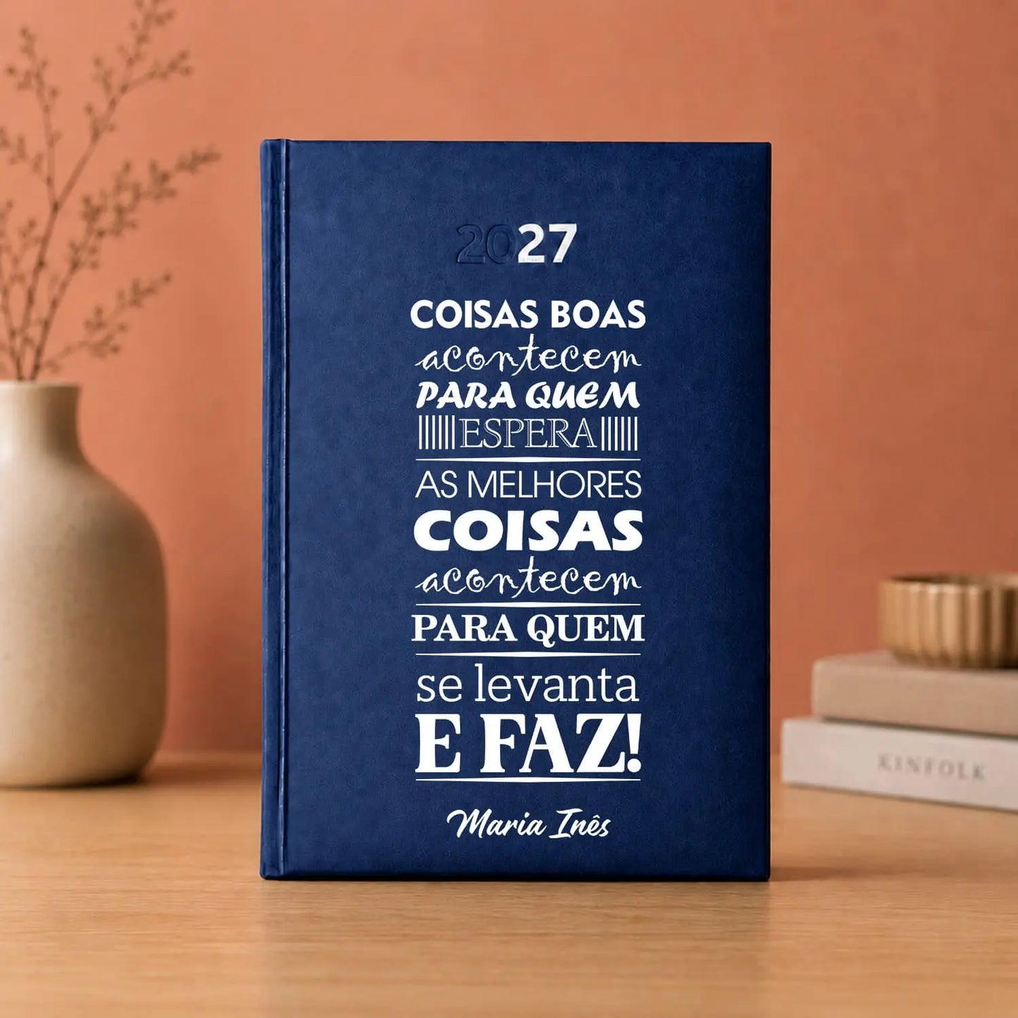 Agenda diária 2027 personalizada com nome. Capa rígida PU, formato A5.