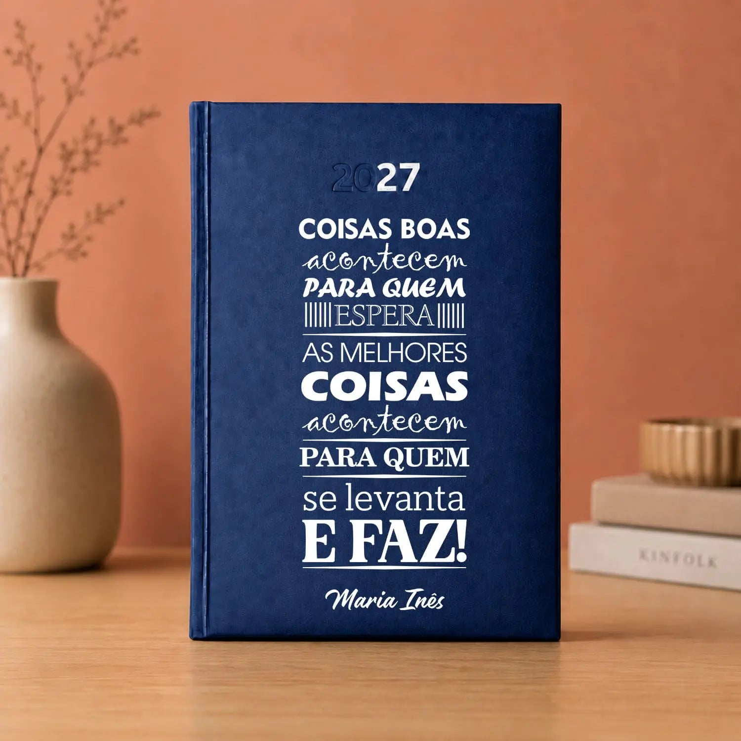 Agenda diária 2027 personalizada com nome. Capa rígida PU, formato A5.