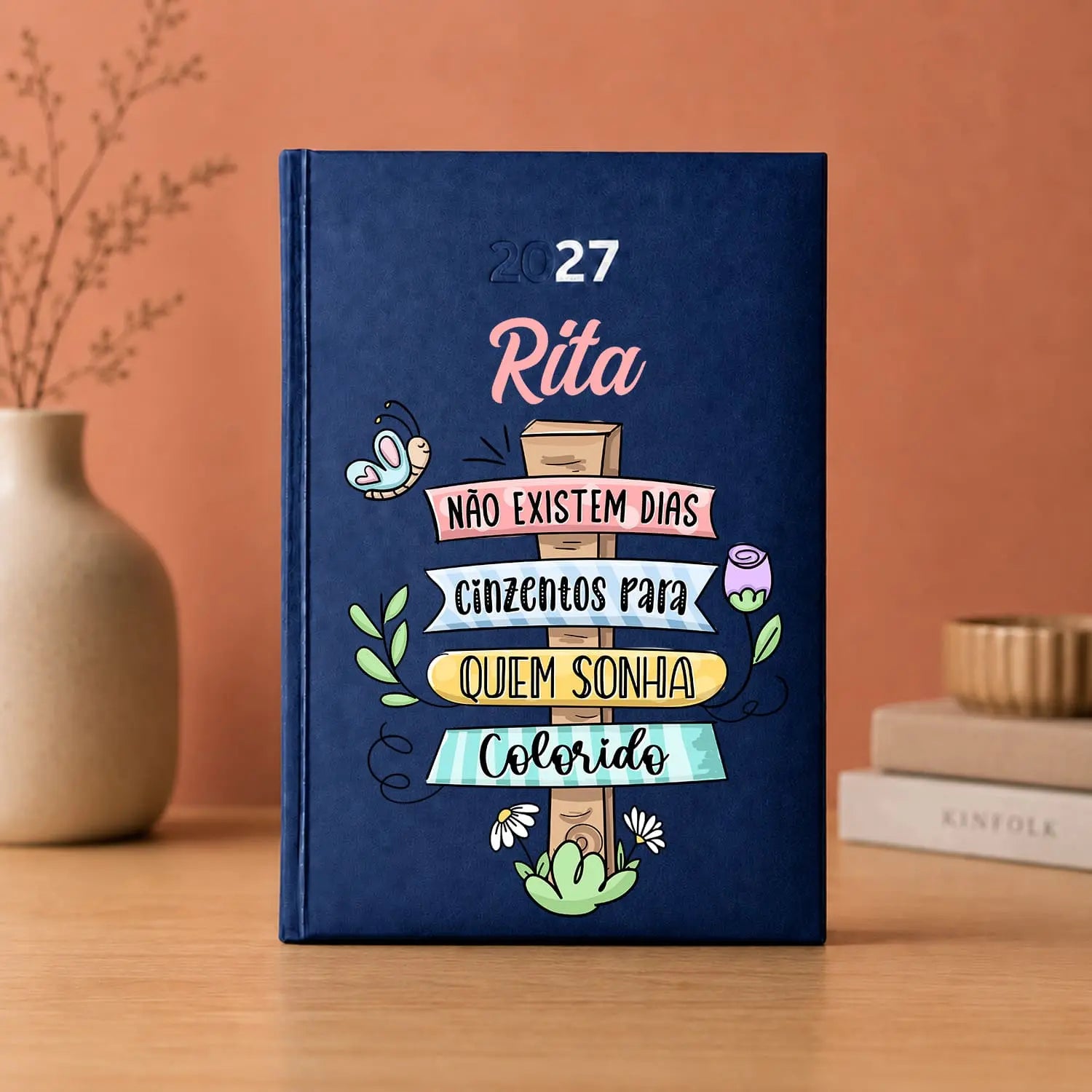 Agenda diária 2027 personalizada com nome. Capa rígida PU, formato A5.