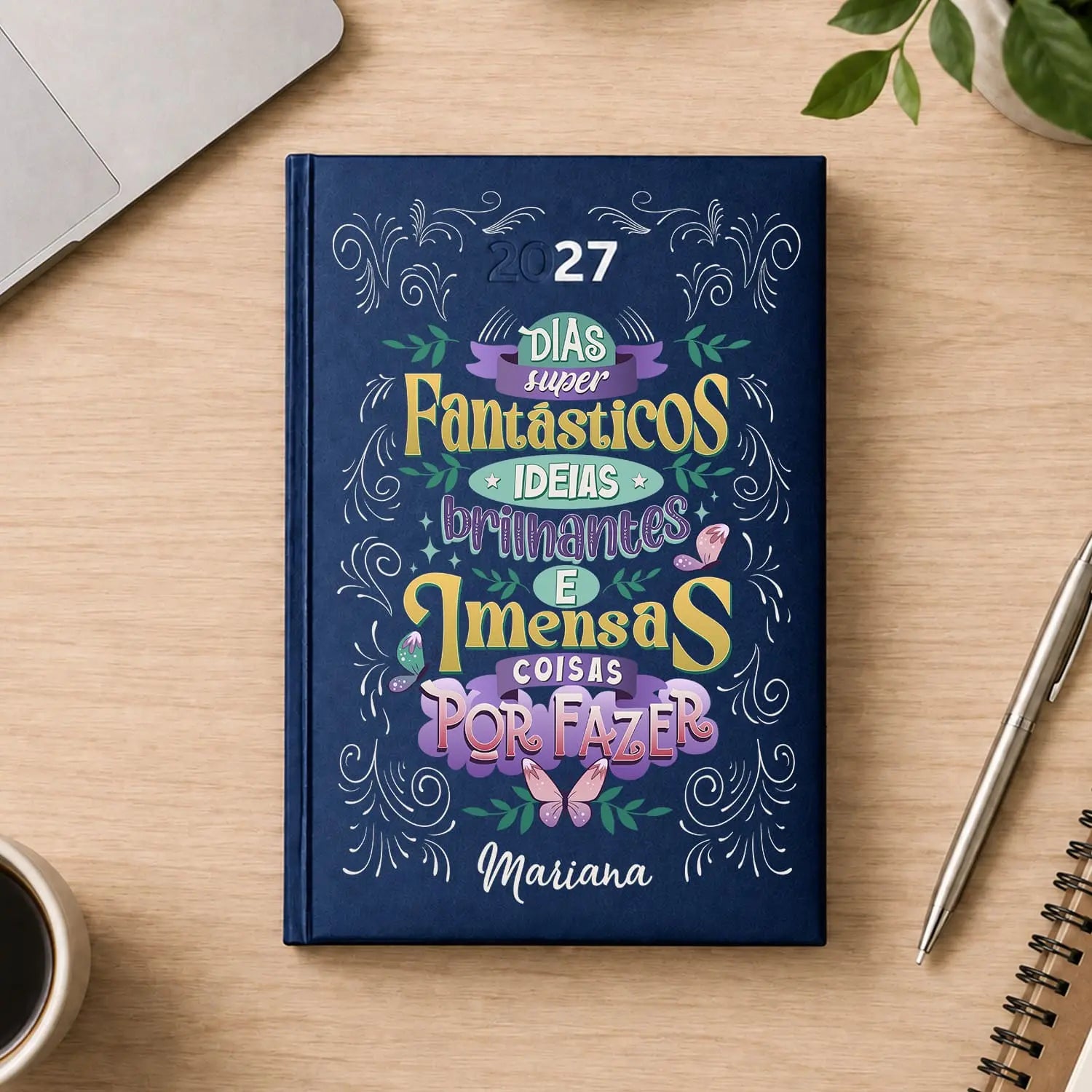 Agenda diária 2027 personalizada com nome. Capa rígida PU, formato A5.