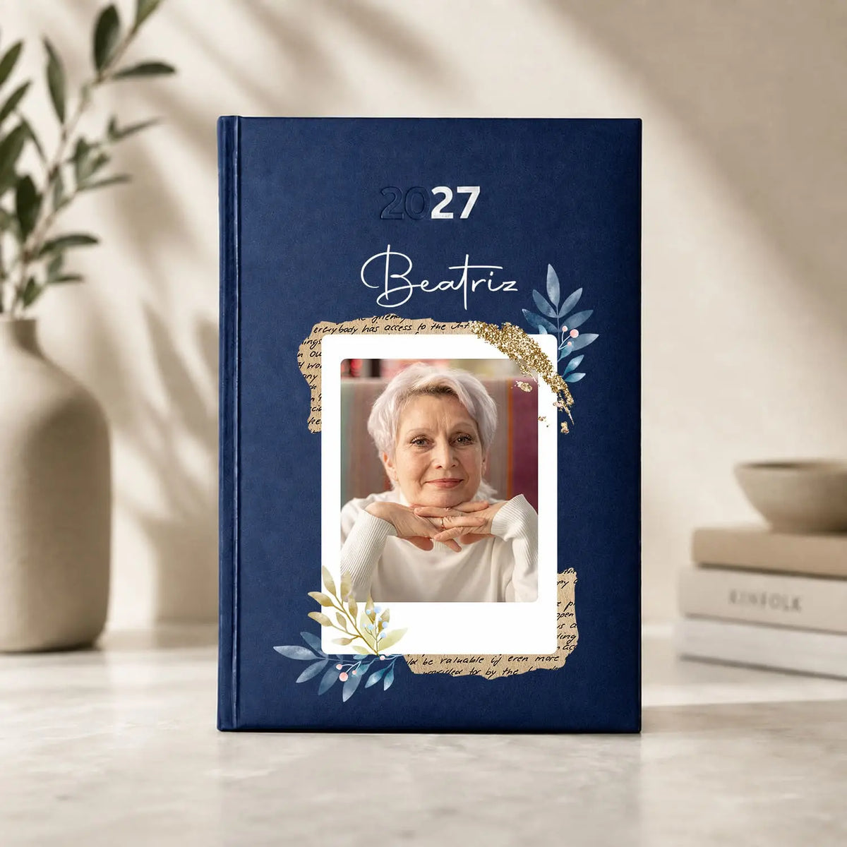 Agenda diária 2027 personalizada com nome e fotografia. Capa rígida PU, formato A5.