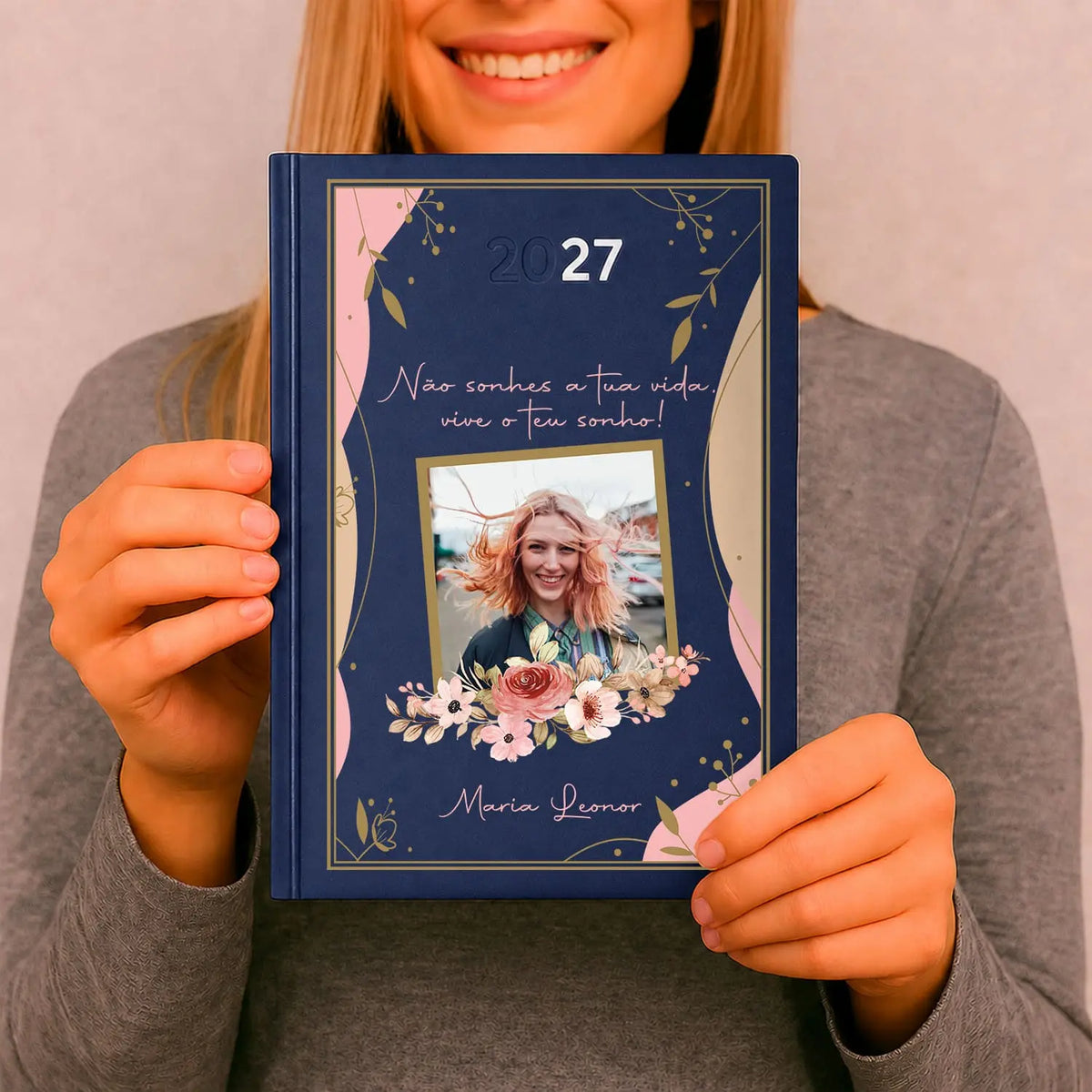 Agenda diária 2027 personalizada com frase, fotografia e nome. Capa rígida PU, formato A5.