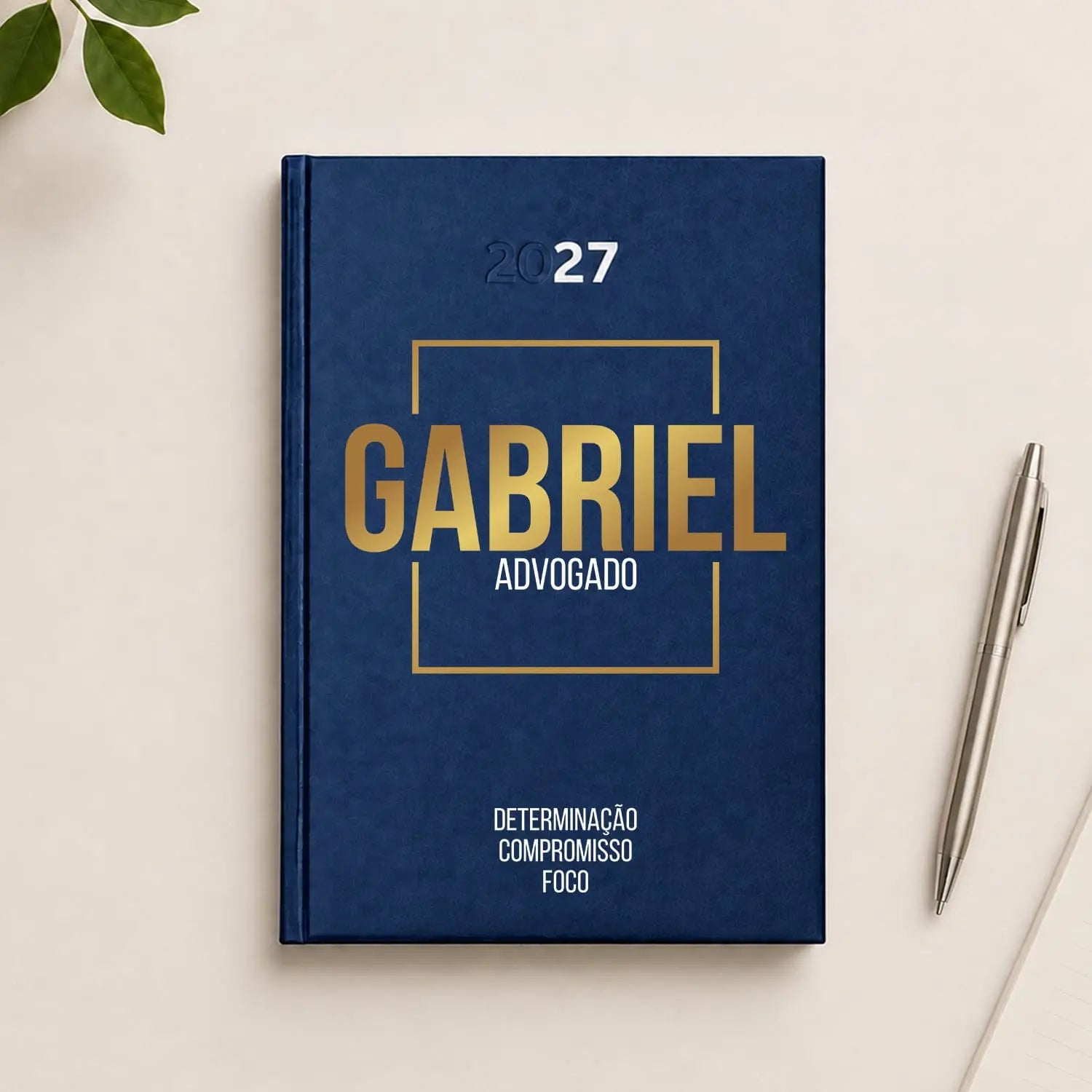 Agenda diária 2027 personalizada com nome e profissão. Capa rígida PU, formato A5.