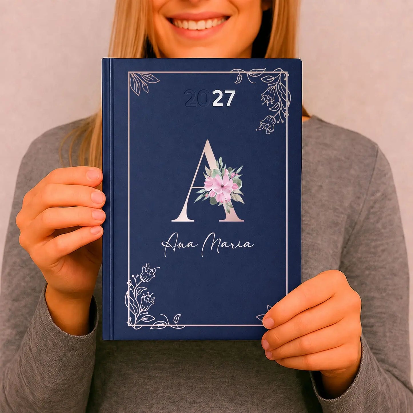 Agenda diária 2027 personalizada com nome. Capa rígida PU, formato A5.