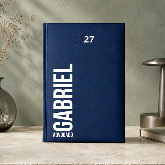 Agenda diária 2027 personalizada com nome e profissão. Capa rígida PU, formato A5.