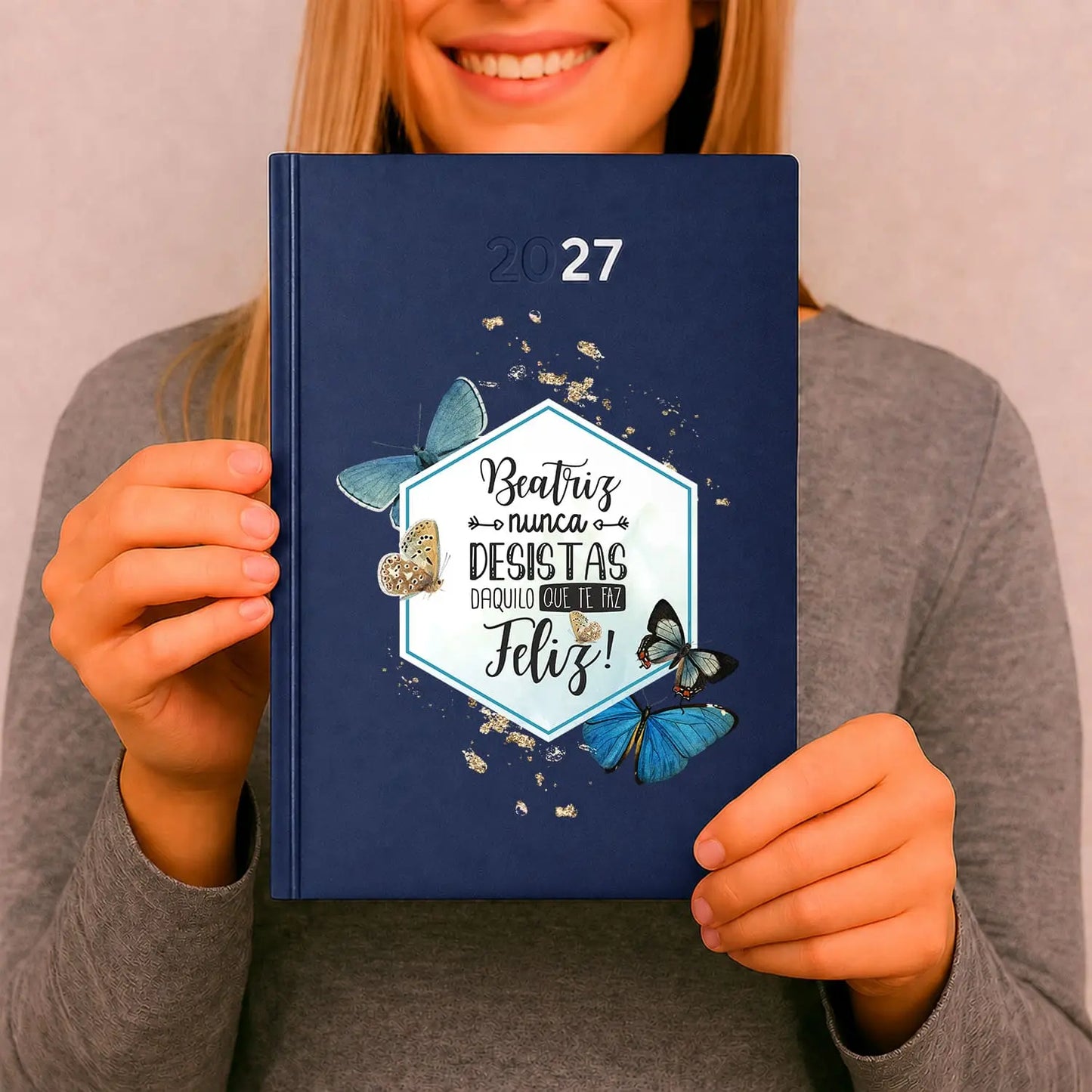 Agenda diária 2027 personalizada com nome. Capa rígida PU, formato A5.