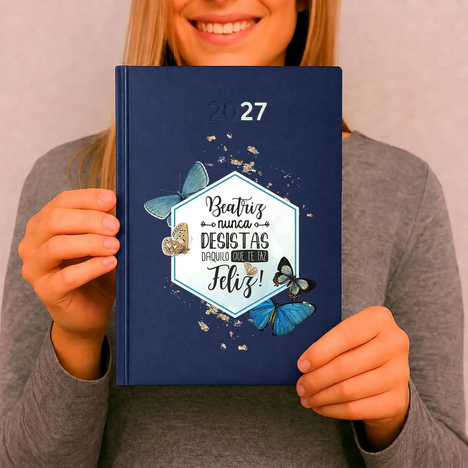 Agenda diária 2027 personalizada com nome. Capa rígida PU, formato A5.