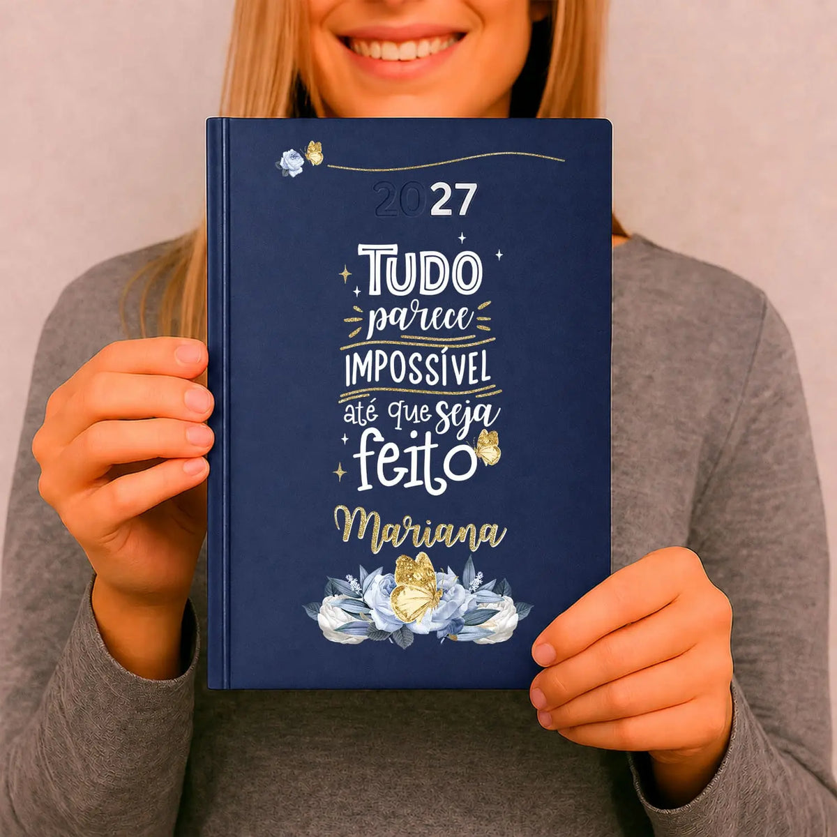 Agenda diária 2027 personalizada com nome. Capa rígida PU, formato A5.
