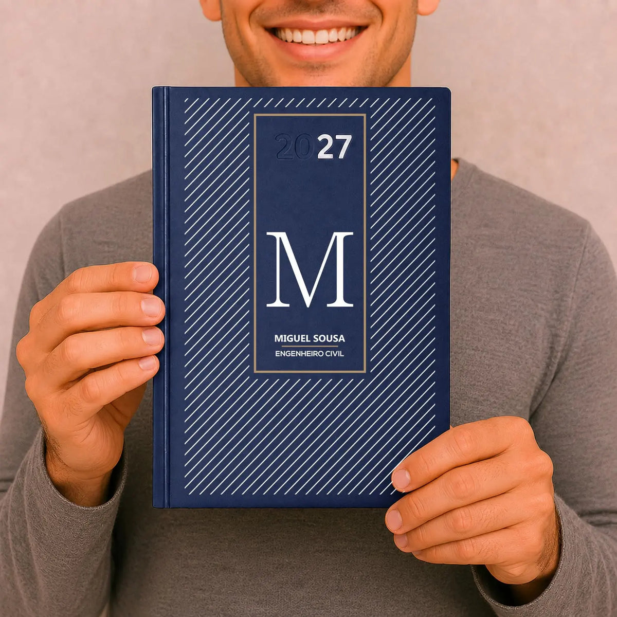 Agenda diária 2027 personalizada com nome e profissão. Capa rígida PU, formato A5.