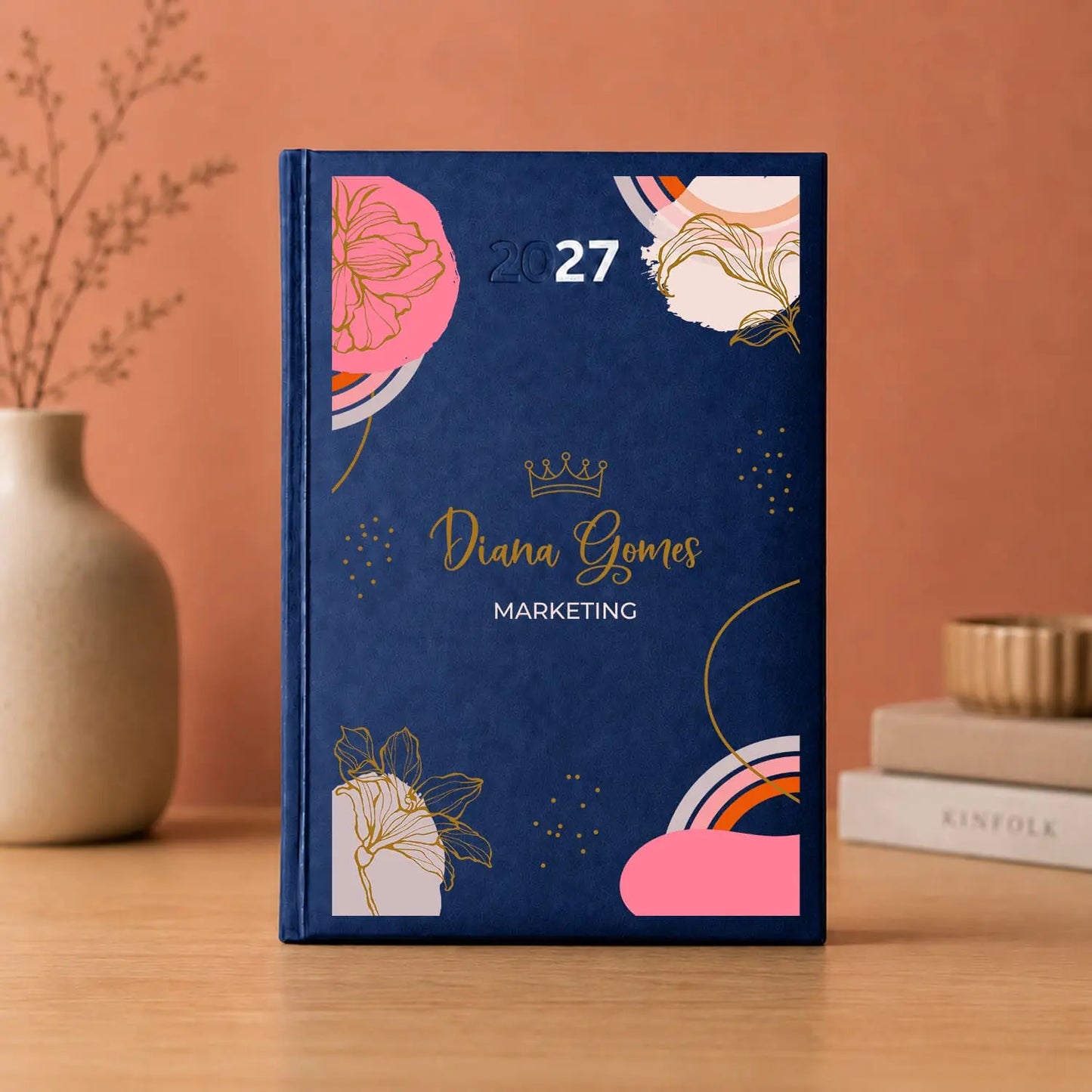 Agenda diária 2027 personalizada com nome e profissão. Capa rígida PU, formato A5.