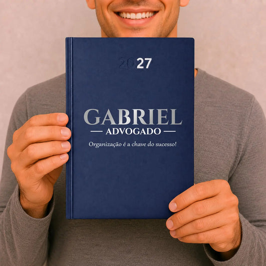Agenda diária 2027 personalizada com nome, profissão e frase. Capa rígida PU, formato A5.