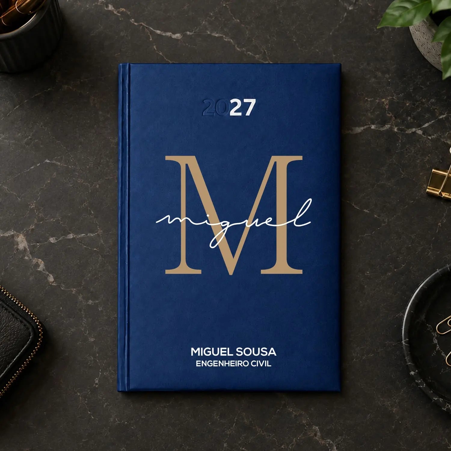 Agenda diária 2027 personalizada com nome e profissão. Capa rígida PU, formato A5.