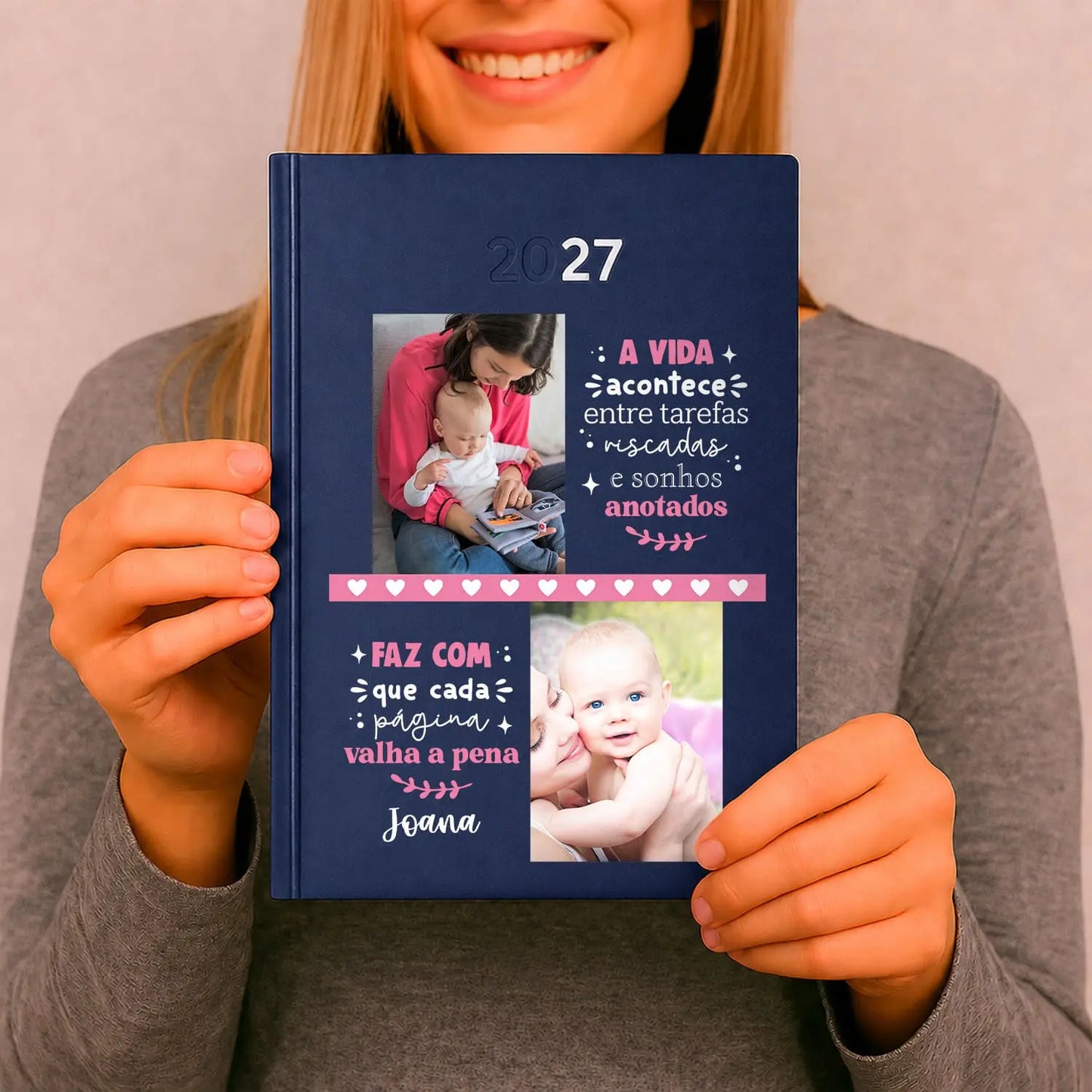 Agenda diária 2027 personalizada com fotografias e nome. Capa rígida PU, formato A5.