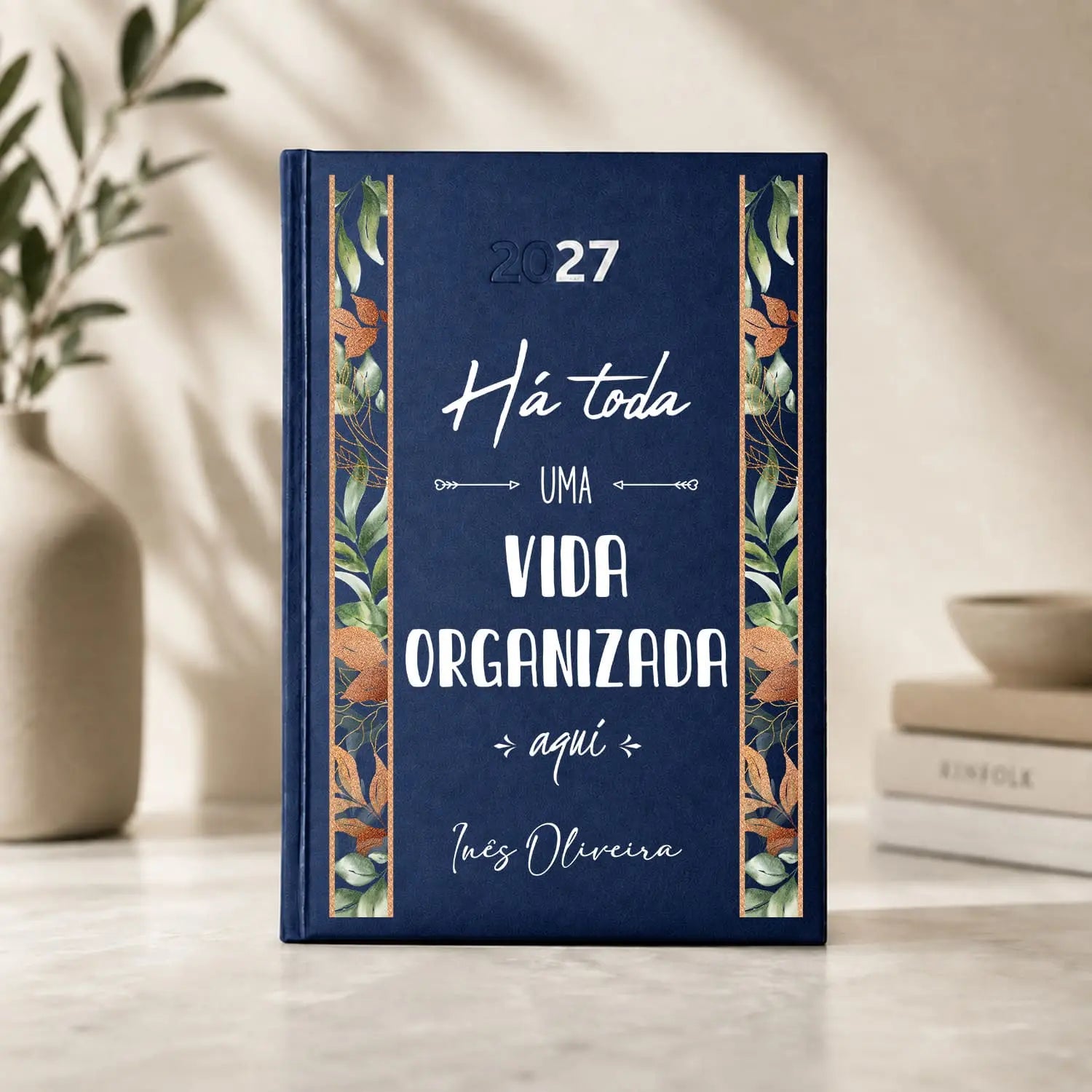 Agenda diária 2027 personalizada com nome. Capa rígida PU, formato A5.