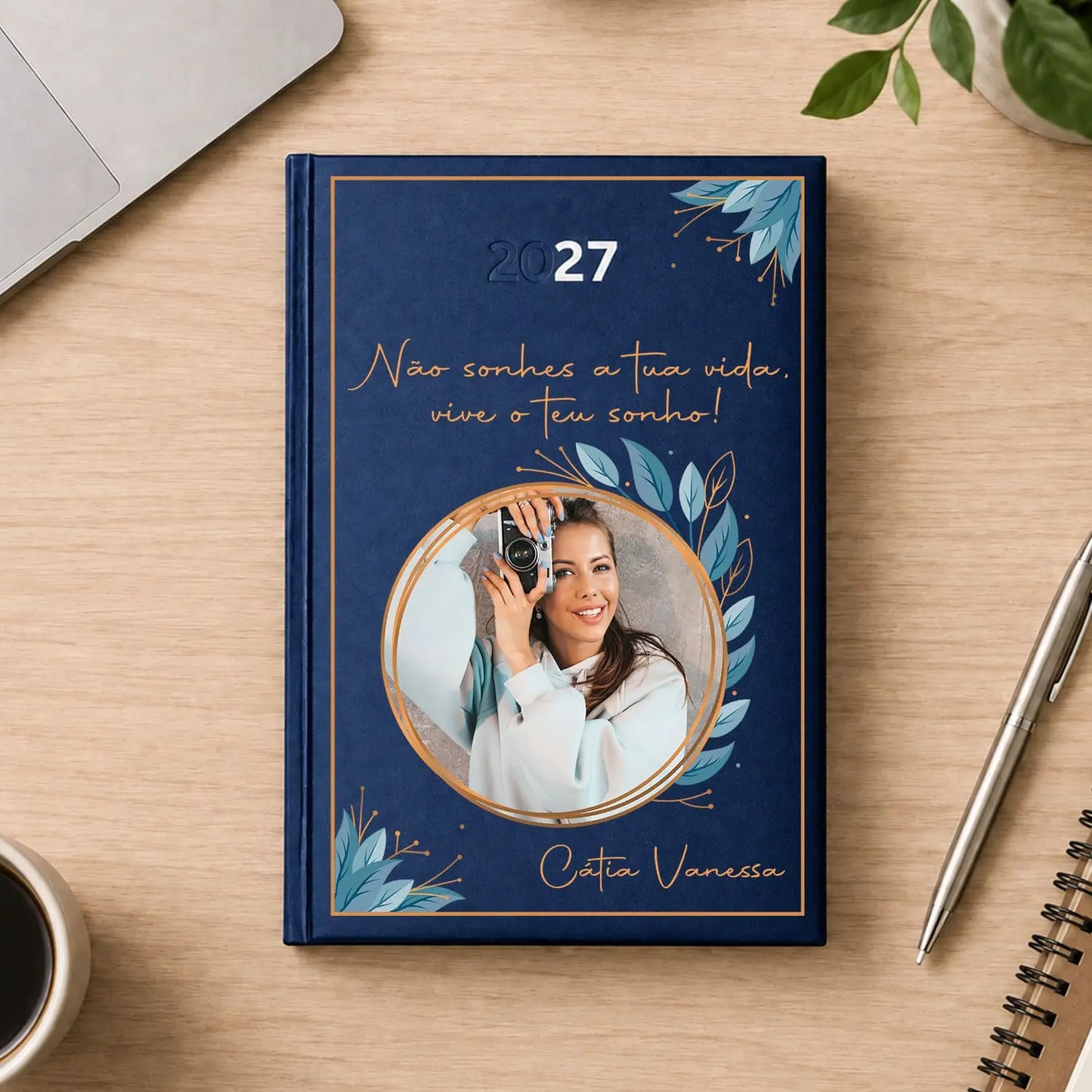 Agenda diária 2027 personalizada com frase, fotografia e nome. Capa rígida PU, formato A5.
