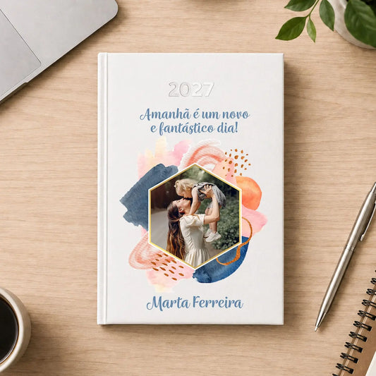 Agenda diária 2027 personalizada com frase, fotografia e nome. Capa rígida PU, formato A5.
