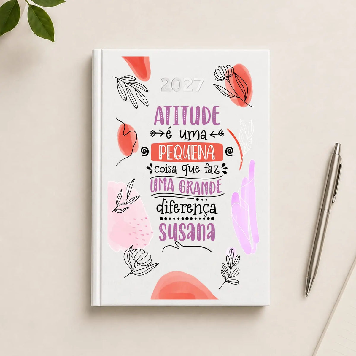 Agenda diária 2027 personalizada com nome. Capa rígida PU, formato A5.