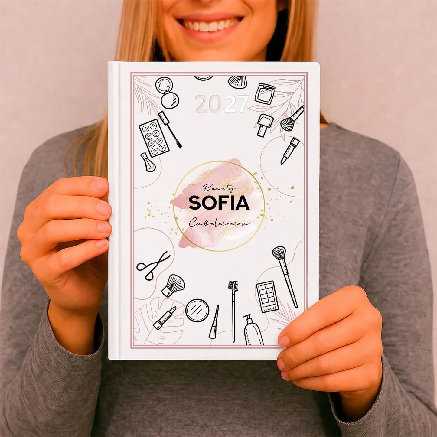 Agenda diária 2027 personalizada com nome e profissão. Capa rígida PU, formato A5.