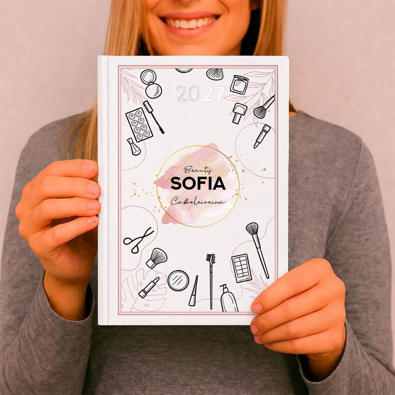 Agenda diária 2027 personalizada com nome e profissão. Capa rígida PU, formato A5.